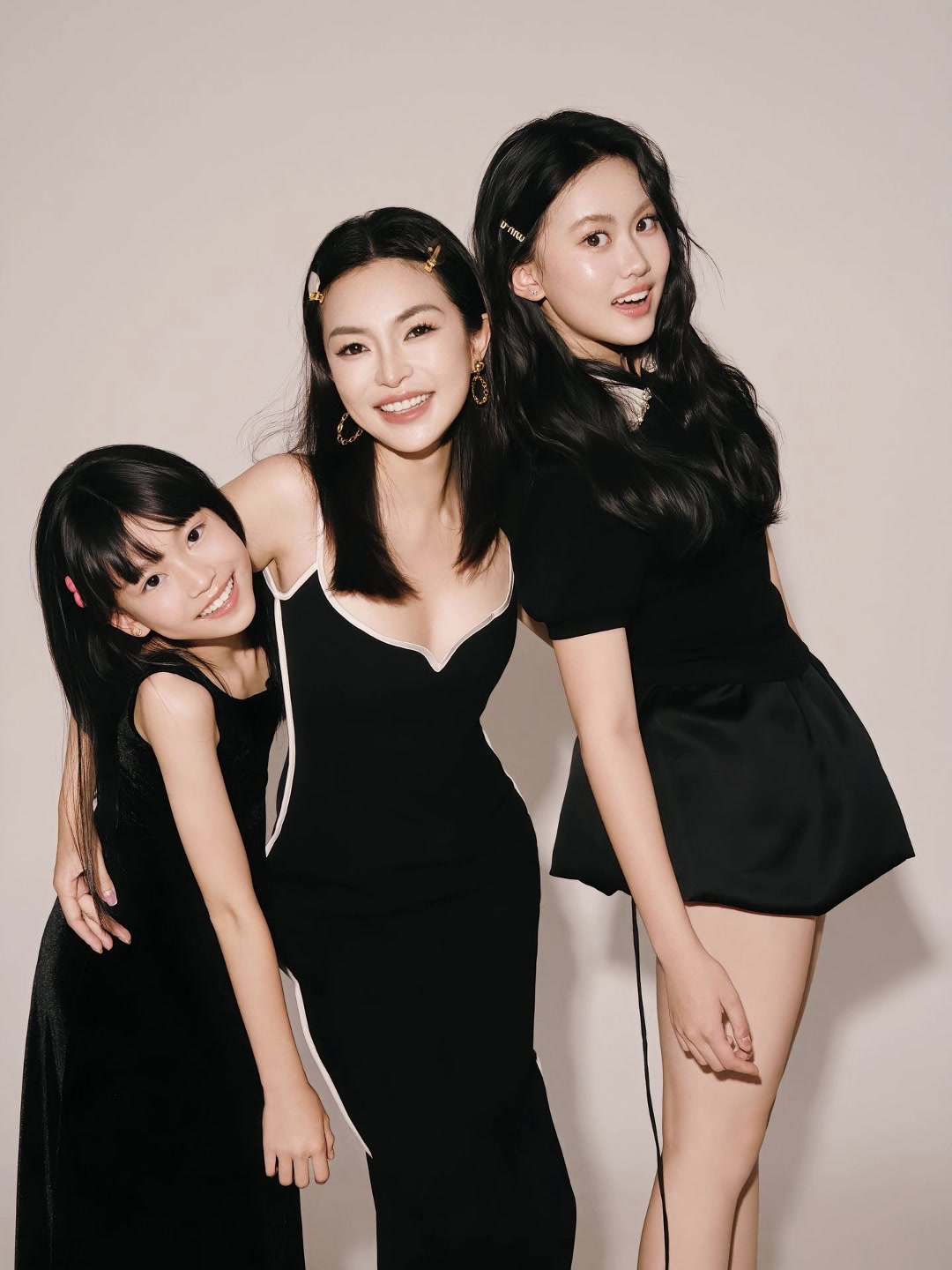 劉維偉糊涂啊劉維偉老婆曬和兩個女兒寫真照我們的全家福2.0版本