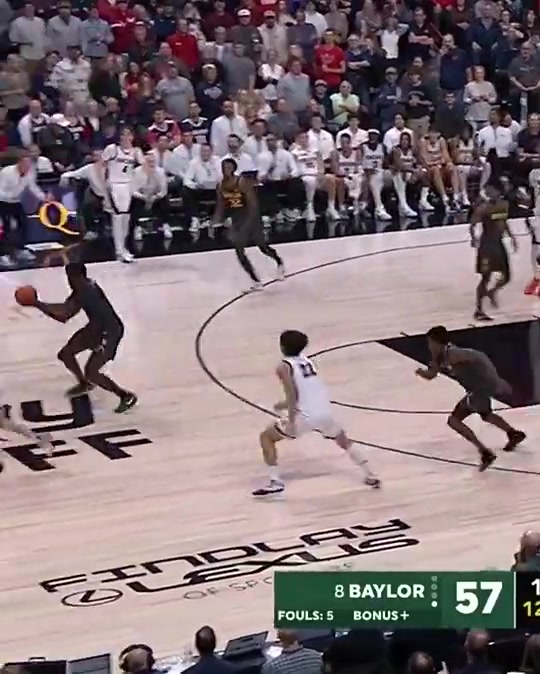 NCAA賽場驚現(xiàn)逆天死亡隔扣簡直不要太兇殘