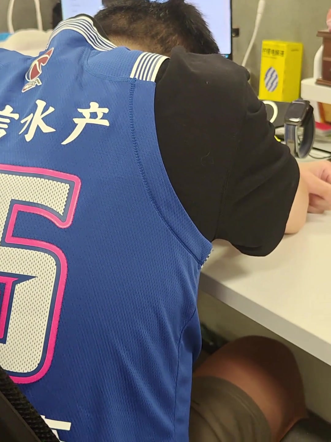 當(dāng)楊瀚森被首輪16順位被選中時(shí)一鐵粉直接喜極而泣