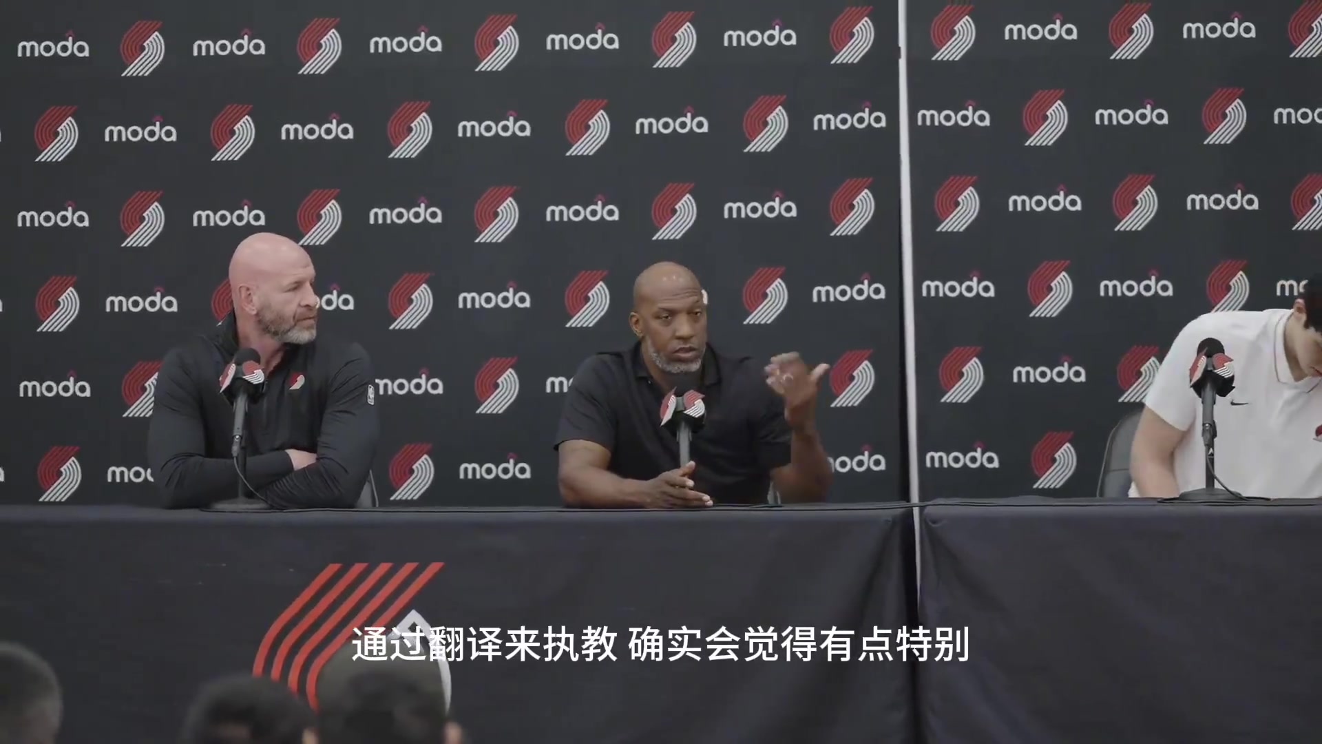 比盧普斯帶個(gè)翻譯執(zhí)教楊確實(shí)有點(diǎn)怪 但籃球術(shù)語在全球都通用的