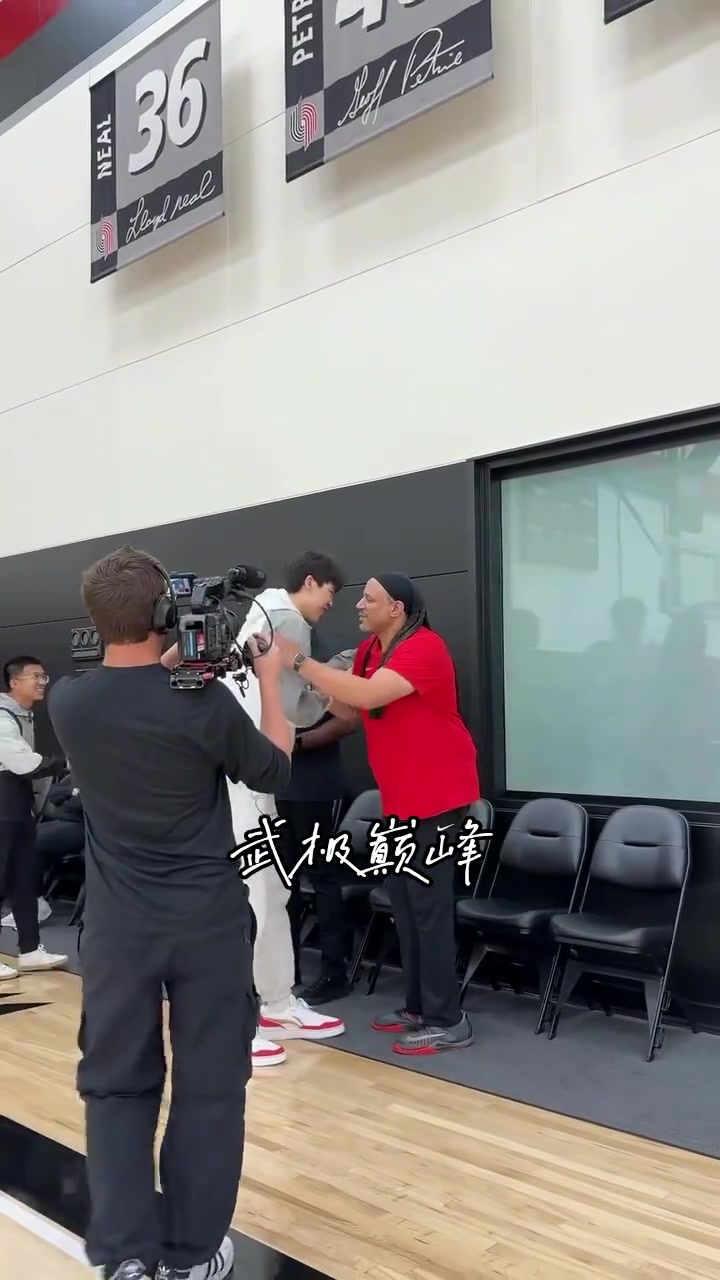 來(lái)報(bào)到啦楊瀚森現(xiàn)身開(kāi)拓者訓(xùn)練館與工作人員及隊(duì)友擁抱寒暄