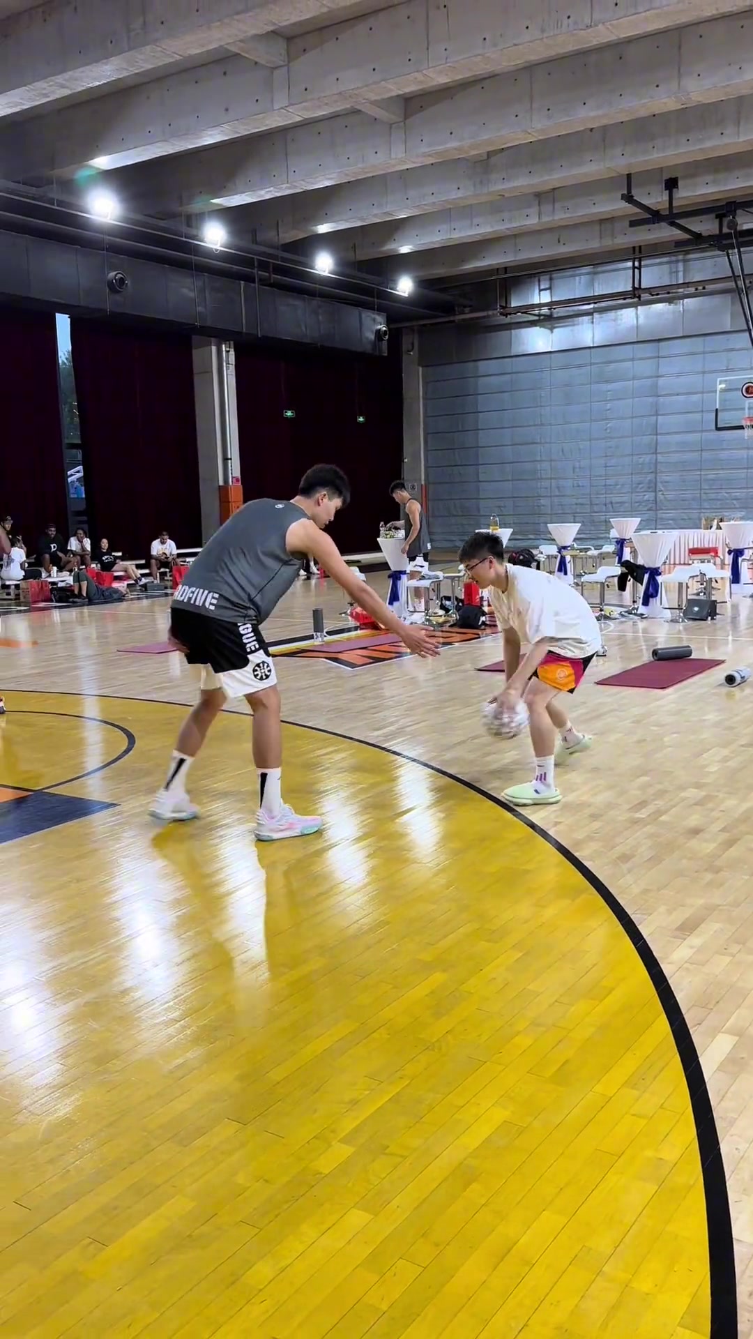 球迷曬和楊瀚森單挑NBA首輪16號(hào)秀說打也就打了