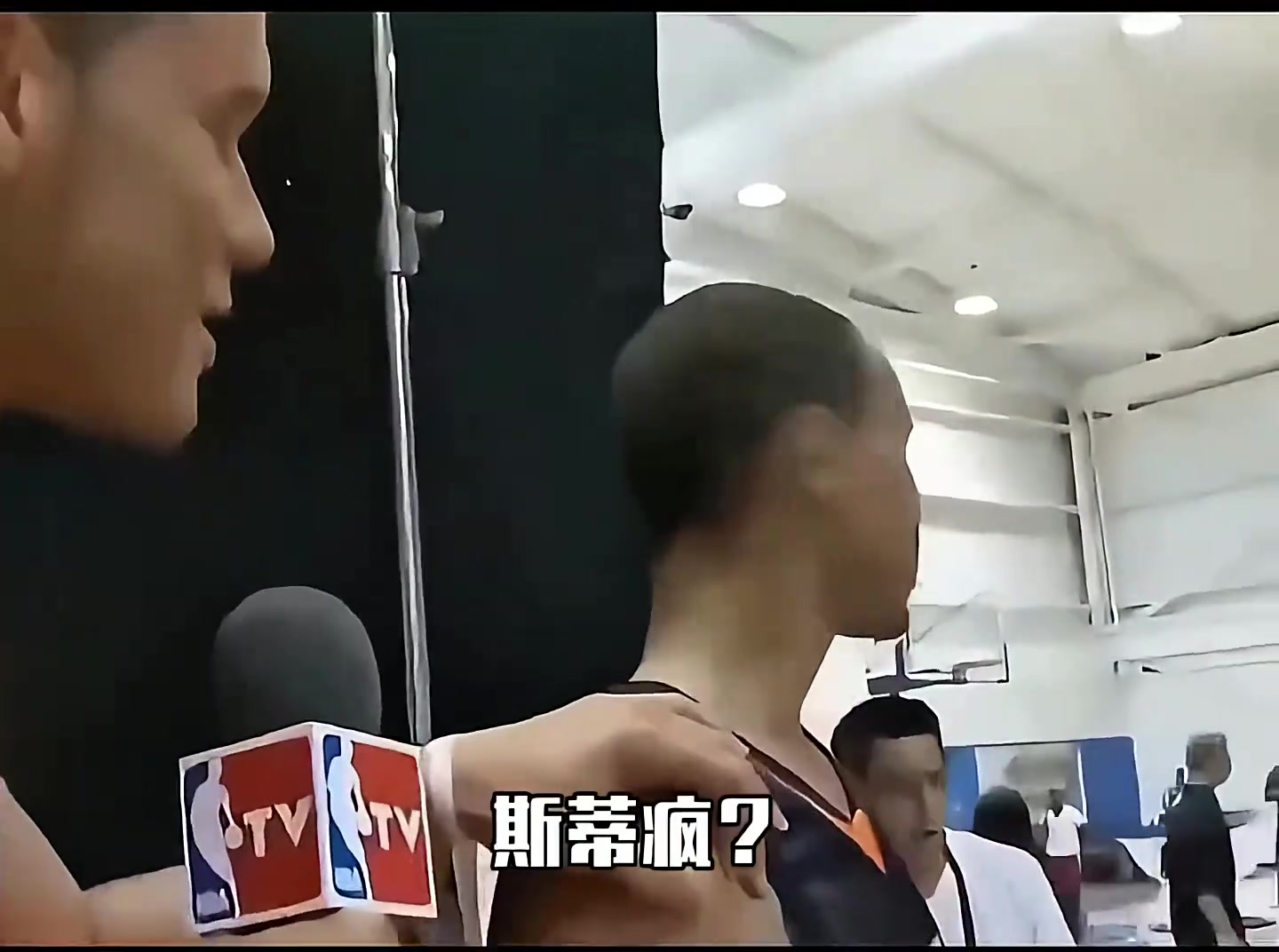 09年選秀之后 年輕的格里芬采訪庫里 居然都沒喊對(duì)庫里名字哈