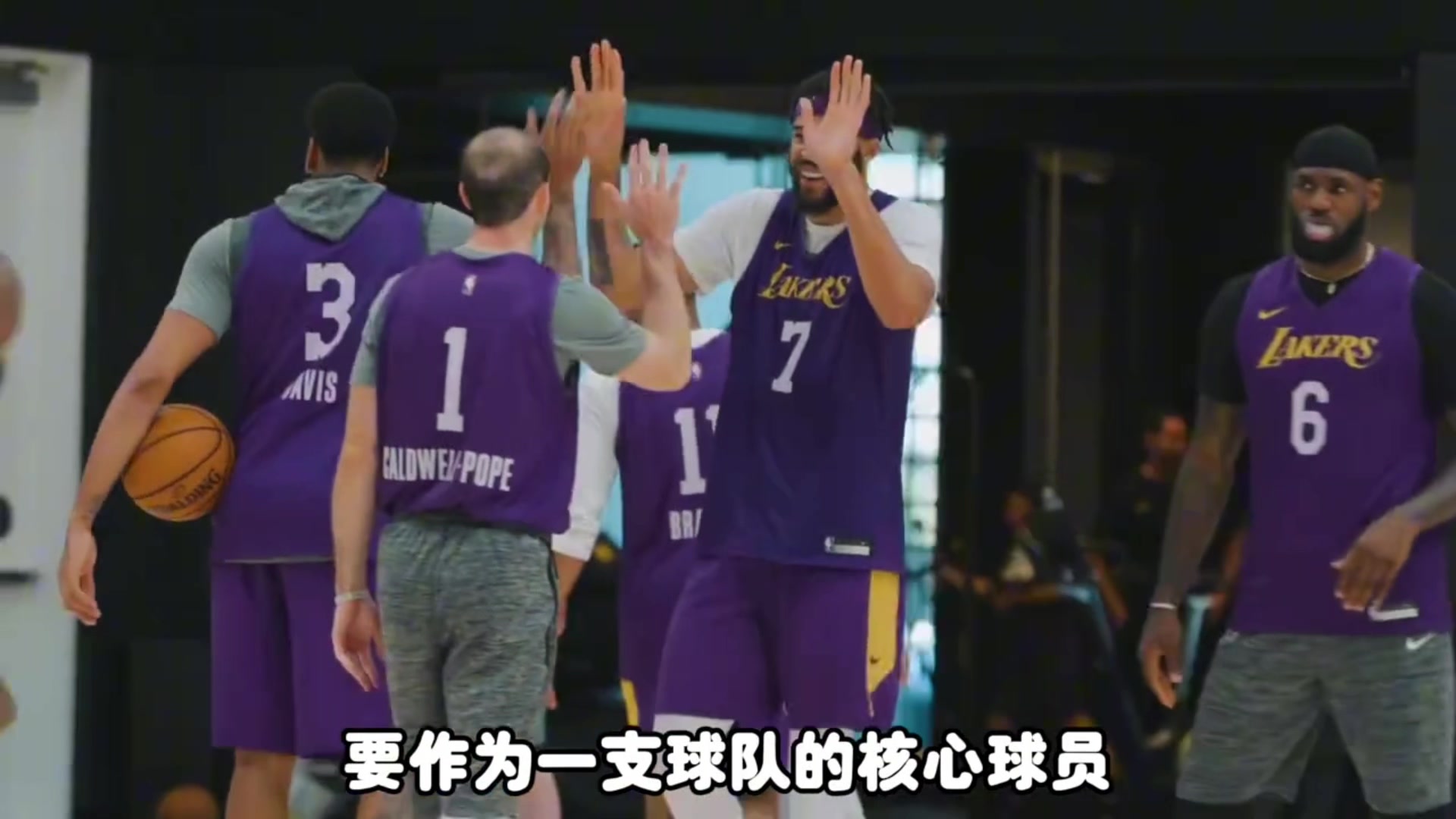 楊毅詹姆斯再作為球隊核心去爭冠已經(jīng)不現(xiàn)實了不可能了