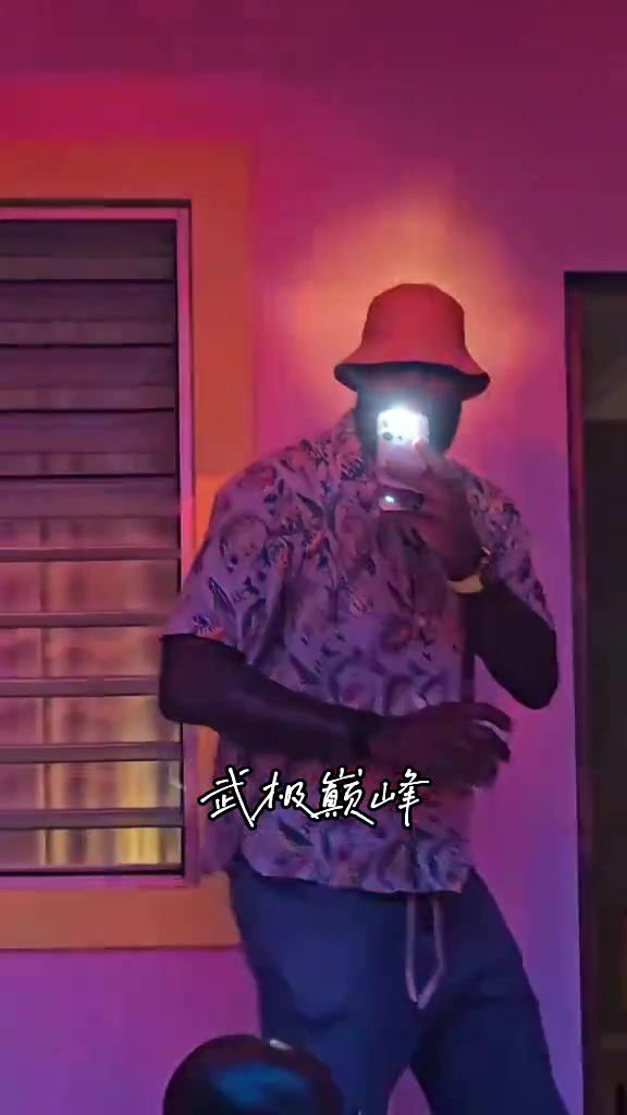 這明明就是來搶風頭的詹姆斯在壞兔子演唱會徹底玩嗨了