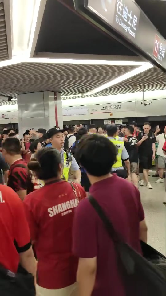 海港球迷在地鐵站起哄嘲諷申花球迷現場的安保都無奈了