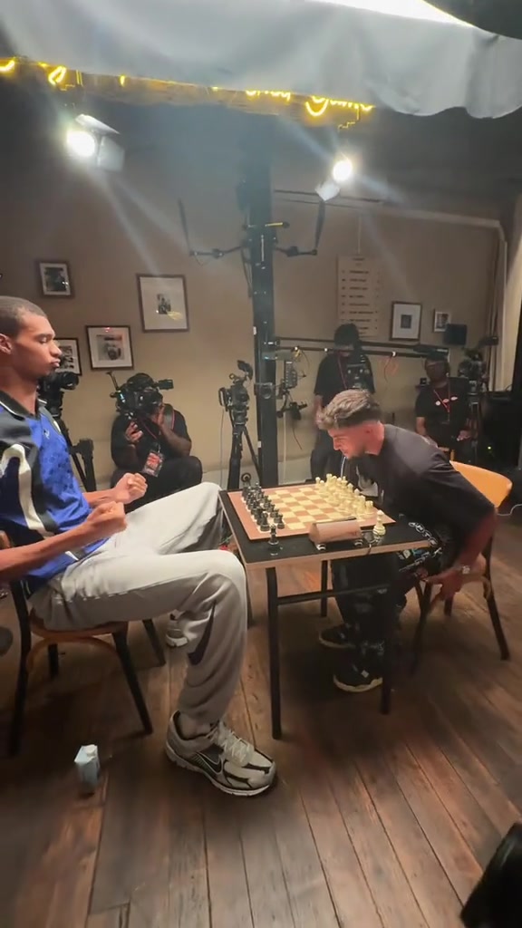 不愧少林高僧文班下棋前先來一套功夫運(yùn)氣蓄力 不愧少林高僧文班下棋前先來一套功夫運(yùn)氣蓄力