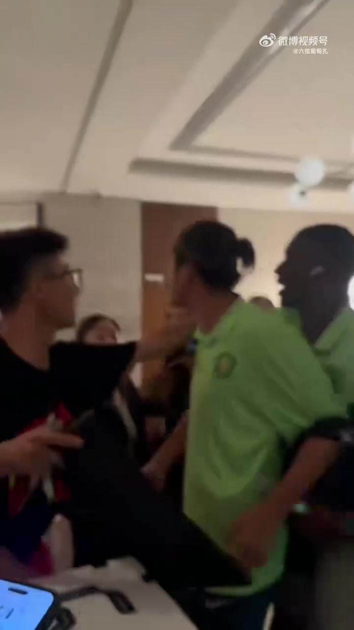 你有啥好逼逼的網傳國安眾將與球迷激烈沖突張玉寧被隊友拉住
